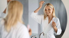 Καλοκαίρι κι εμμηνόπαυση ταλαιπωρούν το τριχωτό της κεφαλής – Tips φροντίδας για πλούσια και λαμπερά μαλλιά