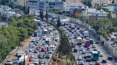 Παραμένει αυξημένη η κίνηση στους δρόμους -  Στο «κόκκινο» το ανοδικό ρεύμα του Κηφισού, 30λεπτες καθυστερήσεις στην Αττική Οδό 