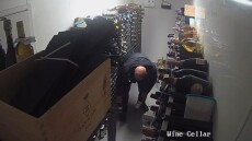 Συνελήφθη 61χρονος που έκλεψε κρασιά αξίας 24.000 λιρών από κελάρι εστιατορίου στο Λονδίνο - Δείτε βίντεο