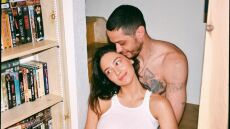 O Πιτ Ντέιβιντσον και η Έλσι Χιούιτ έκαναν την πρώτη τους εμφάνιση στο κόκκινο χαλί μετά την ανακοίνωση της εγκυμοσύνης