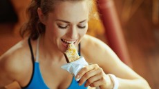 Τα 7 τρόφιμα που φαίνονται υγιεινά αλλά βλάπτουν το έντερο – Γιατρός από το Χάρβαρντ αποκαλύπτει