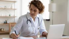 Ιατρικές επισκέψεις: Αυξήσεις στις αμοιβές τους ζητούν οι γιατροί του ΕΟΠΥΥ
