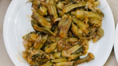 Μπάμιες στον φούρνο από την ταβέρνα «Σπύρος-Αντώνης»