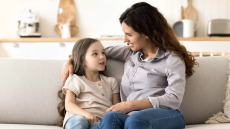 Γονείς: Πώς να μιλήσετε στο παιδί για το σώμα του χωρίς να το πληγώσετε