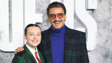 Pedro Pascal: Γιατί ο 50χρονος ηθοποιός αγκαλιάζει τόσο συχνά τις συμπρωταγωνίστρίες του