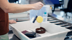 Προς κατάργηση το όριο των 100 ml για υγρά στις χειραποσκευές στα αεροδρόμια της ΕΕ

