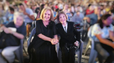 Ρίκα Διαλυνά: Η πρώτη έξοδος μετά τον σοβαρό τραυματισμό της - Πήγε σε παράσταση της Κάρμεν Ρουγγέρη
