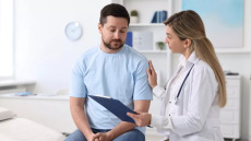 Καρκίνος Παχέος Εντέρου: Ποια συμπτώματα προειδοποιούν νωρίς; Ο ειδικός εξηγεί