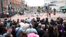 Όζι Όσμπορν: Χιλιάδες θαυμαστές του στο Μπέρμιγχαμ για να τον αποχαιρετήσουν