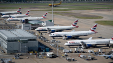 Καθηλώθηκαν για ώρα αεροπλάνα στη Βρετανία λόγω τεχνικού προβλήματος - Άρχισαν ξανά οι πτήσεις, αλλά με καθυστερήσεις
