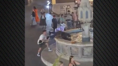 Ρόδος: Σάλος με βίντεο που δείχνει νεαρό τουρίστα να σπρώχνει άστεγο σε συντριβάνι