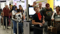 Με ταλαιπωρία στα αεροδρόμια ξεκίνησαν και πάλι οι διακοπές των Βρετανών
