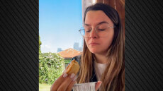 «Η τελευταία φορά που τρώω φαγητό της μαμάς μου»: Viral η γυναίκα που τρώει το γεύμα που άφησε η μητέρα της στην κατάψυξη πριν πεθάνει