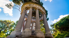 Guardian: Από το Παρίσι μέχρι την Αθήνα, αυτοί είναι οι καλύτεροι «κρυμμένοι» κήποι στην Ευρώπη