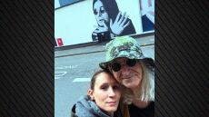 Νίκος Καρβέλας - Έλενα Φερεντίνου: Η φωτογραφία από το Μπέρμιγχαμ με φόντο γκράφιτι του Όζι Όσμπορν