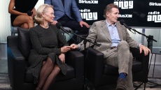 Πάμελα Άντερσον και Λίαμ Νίσον μιλούν για τη γνωριμία τους, κρατώντας ο ένας το χέρι του άλλου: «Ανακαλύψαμε μια κοινή τρέλα» 