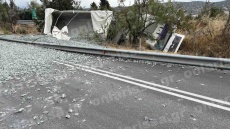 Τροχαίο στη Λάρισα: Νταλίκα εξετράπη της πορείας της και προσγειώθηκε στον παράδρομο της εθνικής οδού