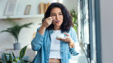 Τυρί κότατζ ή γιαούρτι; Ποιο είναι το πιο «δυνατό» σνακ με την περισσότερη πρωτεΐνη;