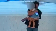 Η στιγμή που άνδρας με σχιζοφρένεια αρπάζει 3χρονο κοριτσάκι από εμπορικό κέντρο - Δείτε βίντεο