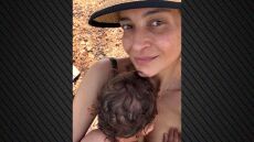 Η Αντιγόνη Κουλουκάκου φωτογραφίζεται αγκαλιά με τον γιο της στην παραλία