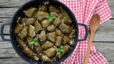 Πώς ψήνουμε τα ντολμαδάκια στη γάστρα – Τι πρέπει να προσέχουμε