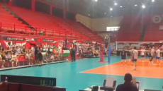 Βίντεο: Διακοπή φιλικού αγώνα βόλεϊ Ελλάδας και Ισραήλ - Διαδηλωτές μπήκαν στο γήπεδο με παλαιστινιακές σημαίες