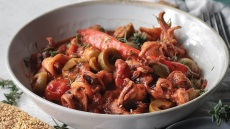 Πικάντικα καλαμαράκια με ελιές