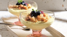 Κρέμα μάνγκο με μπισκότα και φρούτα του δάσους