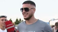 «Κάτι που δεν πρέπει να πούμε στην κάμερα...» – Επική ατάκα νεαρού για τις νύχτες των διακοπών του
