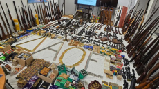 Κιάτο: Πάνω από 170 όπλα και 15.500 σφαίρες βρέθηκαν σε σπίτι απόστρατου της Αεροπορίας