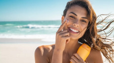 Έκθεση στον ήλιο: Ο απόλυτος οδηγός για τη σωστή επιλογή αντηλιακού από την δερματολόγο