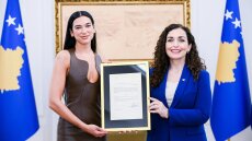 Την κοσοβάρικη υπηκοότητα έλαβε η Ντούα Λίπα - Είναι η φωνή και η περηφάνια μας, λέει η πρόεδρος
