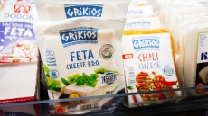 Προσπάθεια εξαίρεσης των ελληνικών προϊόντων από τους δασμούς Τραμπ: Λάδι, φέτα, γιαούρτι και κρασί