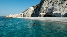 Αναζωογονητικές βουτιές στις παραλίες της Σκιάθου
