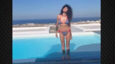 Η Μαρία Σολωμού συνεχίζει τις διακοπές της στη Σαντορίνη: «Στο χωριό» γράφει