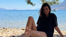 Η Αντιγόνη Κουλουκάκου ποζάρει στην παραλία