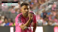 Ο Ζόρντι Άλμπα... «τρολάρει» τον Ουνσάιν μετά από εύστοχο πέναλτι στο Ίντερ Μαϊάμι - Νεκάξα - Βίντεο
