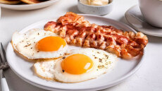 Αυτό είναι το κόλπο για τέλεια τηγανητά αυγά κάθε φορά