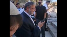 Πρωτοφανής κίνηση από τον ακροδεξιό Ισραηλινό υπουργό Μπεν Γκβιρ - Προσευχήθηκε στο τέμενος Αλ-Άκσα
