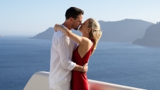 Ελίζα Σπένσερ: Σαντορίνη, πάντα θα έχεις μια ξεχωριστή θέση στην καρδιά μας, γράφει μετά τον αρραβώνα της
