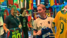 Ο Φλικ επέλεξε τη φανέλα του Μέσι σε κατάστημα με ρετρό εμφανίσεις - Βίντεο