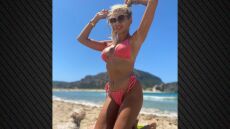 Φωτογραφίες: Η Κωνσταντίνα Σπυροπούλου ποζάρει με ροζ μπικίνι στην παραλία