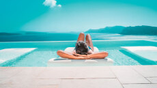 Πότε ήρθαν οι πρώτοι τουρίστες στην Ελλάδα: Η «βαριά βιομηχανία» από τα Ξενία μέχρι τα εξάστερα