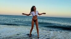 Η Μαρία Σολωμού ποζάρει μπροστά στη θάλασσα - «Η ώρα η σωστή», έγραψε