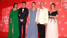 Ο ετήσιος χορός του Ερυθρού Σταυρού στο Μονακό - Οι λαμπερές εμφανίσεις και το μήνυμα της Σαρλίν στον πρίγκιπα Αλβέρτο: «Θα είμαι πάντα δίπλα σου»