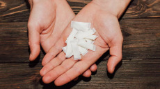 Σακουλάκια καφεΐνης: H νέα επικίνδυνη μόδα που κάνει θραύση στους εφήβους – Δείτε βίντεο