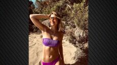 Η Εριέττα Μανούρη φωτογραφίζεται με μοβ μπικίνι στην παραλία