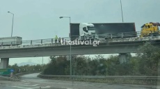 Θεσσαλονίκη: «Δίπλωσε» νταλίκα στην ΠΑΘΕ -  Στον αέρα ο ένας από τους τροχούς του τράκτορα