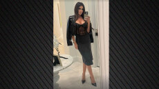 Ανανεωμένη η Κίμπερλι Γκιλφόιλ, ποζάρει στον καθρέφτη της με νέο look - Δείτε φωτογραφία