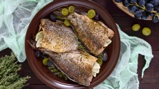 Του Σωτήρος μυρίζει τηγανητό ψάρι και γλυκαίνουν τα πρώτα σταφύλια. Τι λέει η παράδοση